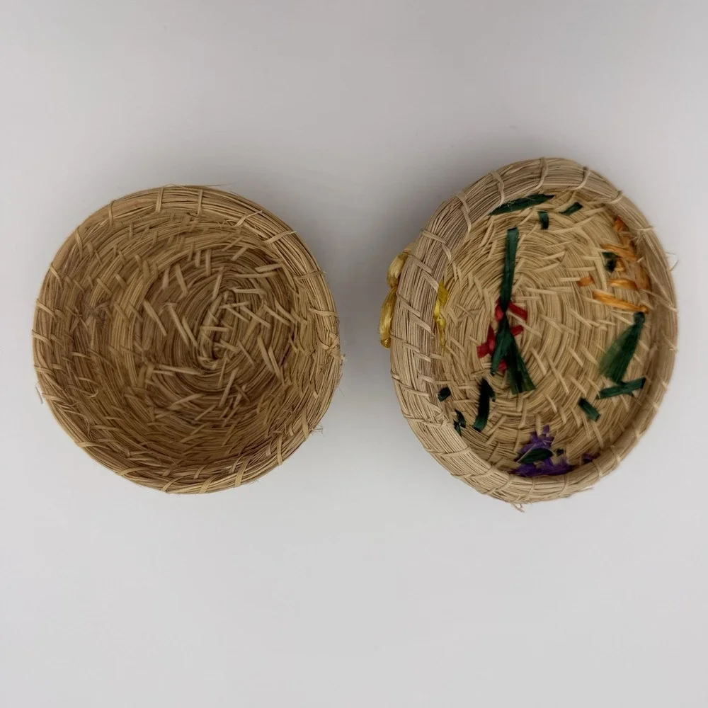 Vtg Woven Straw Basket Lidded Raffia‎ Trinket Box Cream Floral Design Boho MCM